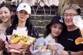女主角在杀青仪式上对男导演“投怀送抱”，网友表示画面太尴尬图片