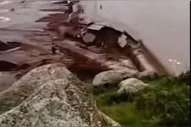 呼伦贝尔连降暴雨致水库决堤，汹涌洪水瞬间冲溃堤坝图片