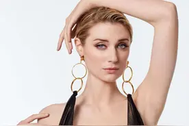 31岁信条女主太火辣，深v开到肚脐小蛮腰吸睛，身高190长腿好抢镜图片