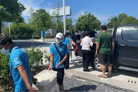 饿了么小哥组车队，3天送出4000份“抗疫餐”图片