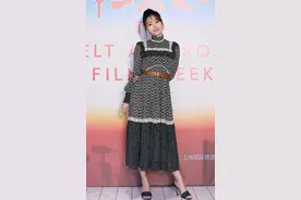 白百何穿大面积印花连衣裙，巧用黑色腰带来收腰，轻松穿出高级感图片