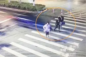 悲剧！3名女子过斑马线 一人被撞飞身亡视频封面