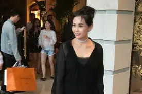 49岁邱淑贞现身郭富城婚宴，女神风姿绰约很漂亮图片