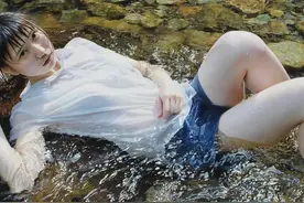 大饱眼福，日本画家画了一幅“少女湿身”图，柔嫩肌肤浸润在水中图片