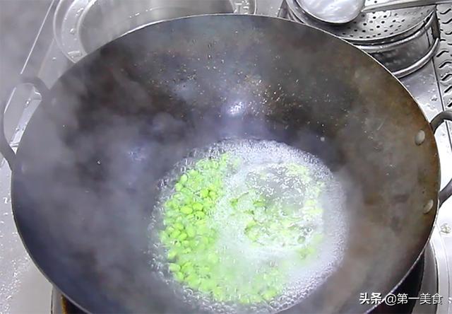 把丝瓜和毛豆一起烧，原来这么好吃，清脆爽口，汤汁鲜美又营养