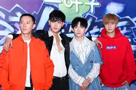 黄子韬和千玺同框，他竟然比四字弟弟高这么多图片