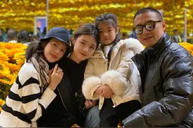 章子怡家庭团建照，穿开衫牛仔裤不再少女，15岁小苹果正脸美过她图片