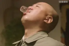 用1.25升可乐瓶豪饮二锅头，京城酒神方清平喝明白了吗？图片