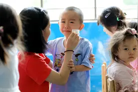 孩子上了两周幼儿园，仍然不想再去，家长别忽略“话中”求救信号图片