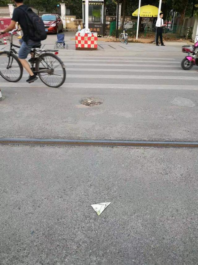 武汉东湖新技术开发区关南园路段脏乱差