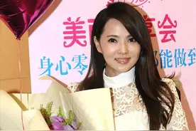 伊能静真有冻龄感，蕾丝裙配白色丝袜，年纪挺大气质还是很少女的图片