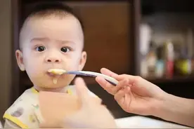 宝宝1岁后可以吃“大人饭”吗？专家表示：3个标准没达到就别吃图片