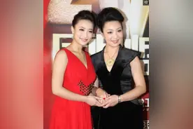 万万没想到她们竟是母女，妈妈风华绝代女儿亭亭玉立，羡慕图片