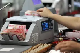 假如在银行存上100万，我们有资格和银行谈利息吗？图片