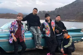 周游记富士山合影曝光，谢霆锋开周董最爱复古敞篷车接送给足牌面图片