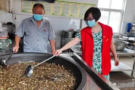 河南鲁山一老人携家人熬中药免费为村民发放图片