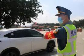 明起迎来返程高峰，阳茂高速2公里配备一名协管确保道路通畅图片