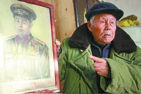 8旬老农和省委书记闲聊，拿出包军功章，书记：这一包东西了不得图片