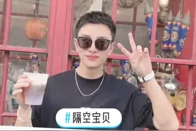 贾乃亮现身游乐园，身边却不见女儿甜馨身影？近照暴瘦惹网友担心图片