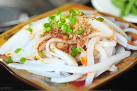 做凉粉时，不要只会放水，多放1味料，凉粉Q弹劲道，晶莹剔透图片