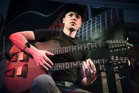 双颈吉他，我曾见过黄家驹弹过，没想到他才是大神图片