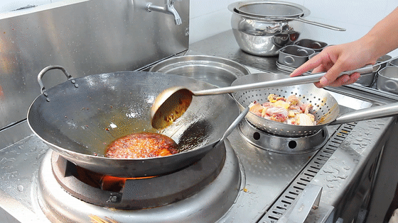大盘鸡正宗做法，鸡肉麻辣嫩滑，土豆软糯甜润，再也不去饭店吃了