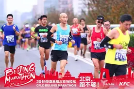 北马，首马，这个光头从F区出发，超28000人，2小时37分完赛图片