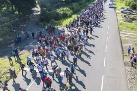 4500中美洲移民连夜涌进墨西哥城：不到美国不“收兵”？视频封面