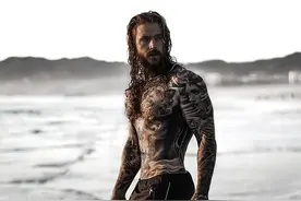 美国300斤男子瘦身变健美男模，撞脸“海王”，纹身掩盖缩皮疤痕图片