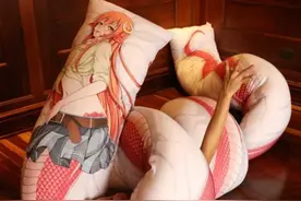 网友买过的那些奇葩动漫周边，7米长的抱枕太亮眼，dio内裤笑死了图片