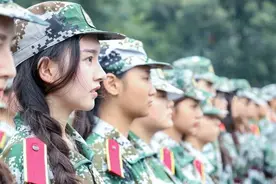 贵州某高校军训场上，文身学姐清凉打扮引围观，本人卸妆后反差大图片
