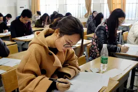 教师工资受职称影响极大，专家提议：教龄工资，应每年涨100元图片