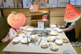 17块钱吃海底捞，带女儿蹭宠物奶油，能不能别带孩子丢人了？图片