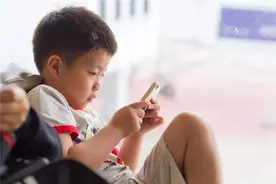孩子总是“宅”在家里，不愿跟陌生人接触，长大后3个差距很明显图片