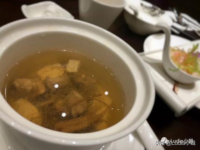 花胶乌鸡炖天山雪莲 花胶炖乌鸡的功效