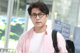 靳东身材发福脸大抢镜，粉色衬衫配白T恤，44岁也扮小鲜肉图片