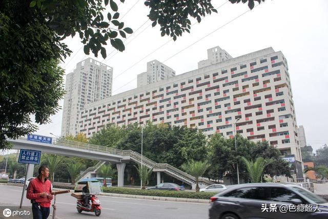 航拍重庆:彩色立体迷宫居民楼 找不到家怎么办?