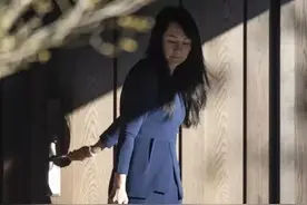 49岁孟晚舟近照曝光！穿开叉裙戴脚镣化身时髦精，身材瘦了超美图片