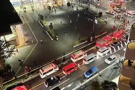 日本24岁男子扮“小丑”，电车内持刀伤人还放火，被捕前镇定吸烟图片