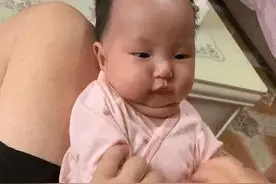 家有龙凤胎宝宝，宝爸“重女轻男”走红，儿子的眼神充满醋意图片