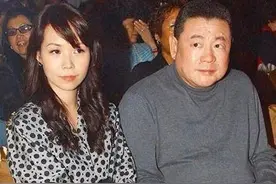 20亿富婆吕丽君约型男做运动，趴男方背上不避嫌，两人已多次同框图片