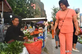 农村大叔卖菜有绝活，红薯叶1元一把，气势压过城里高端蔬菜图片