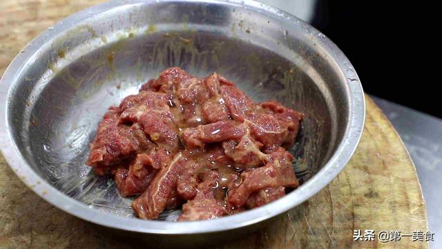 厨师长分享苦瓜炒牛肉家常做法，牛肉鲜嫩不老，苦瓜爽脆入味