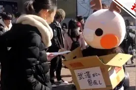 华人女子东京街头免费发口罩：希望替武汉回报恩情图片