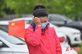 “战友”离汉，武汉护士挥泪告别图片