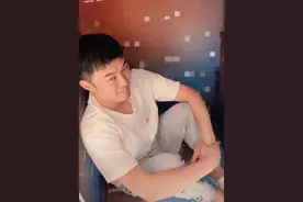 陈赫陪女儿捉迷藏，意外曝光满地名牌鞋，曾因队员不洗头罚5千图片