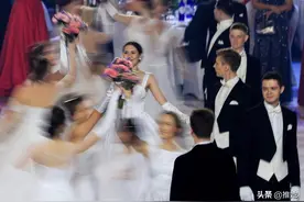 上百名俄罗斯富二代少女聚会，你在躺平，上流社会在舞会步行图片