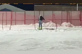 女孩滑雪没有刹住撞向围栏 好朋友：先拍照！先拍照图片