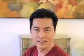 吕良伟18岁儿子罕有曝光，身材比63岁父亲矮胖，父子俩像同龄人图片