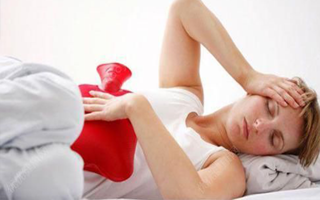 传明酸，称为蛋白酶抑制剂，能让黑斑、雀斑不再变浓，并逐渐消失